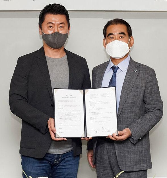 황종현 SPC삼립 대표(오른쪽)와 김종윤 야놀자 클라우드 대표가 업무협약 후 기념촬영을 하고 있다. / SPC