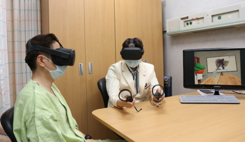유진수 삼성서울병원 암병원 간암센터 교수가 VR 기기를 이용해 환자에게 수술 설명을