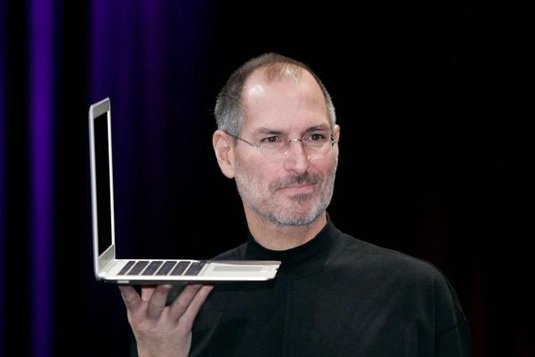 애플 창업자 스티브 잡스가 2008년 출시된 맥북 1세대를 소개하고 있는 모습 / 9to5mac.com