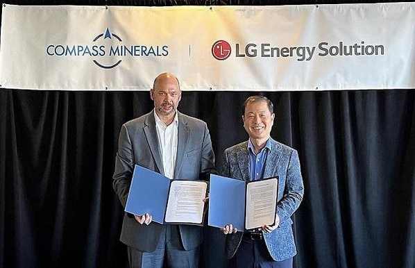 김동수 LG에너지솔루션 전무(오른쪽)와 Chris Yandell 컴파스 미네랄 대표 / LG에너지솔루션