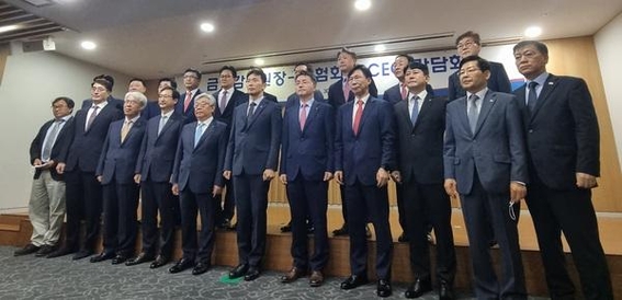 이복현 금융감독원장(아랫줄 왼쪽에서 6번째)이 보험사 대표들과 기념사진을 촬영하고 있다. / 박소영 IT조선 기자