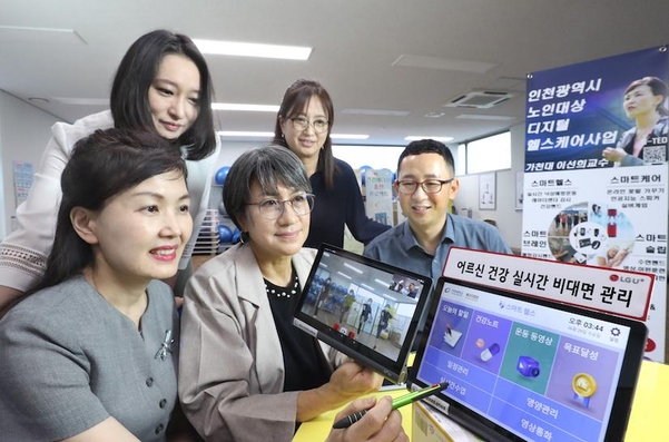 LG유플러스, 가천대학교, 인천시 남동구청 관계자들이 스마트 실버케어 앱을 시연하고 있는 모습. / LG유플러스