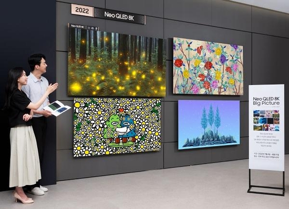 삼성전자 모델이 서울 대치동에 위치한 삼성 디지털프라자 대치본점에서 네오 QLED 8K를 통해 8K 화질의 디지털 작품을 감상하고 있다. / 삼성전자