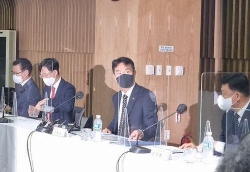 (왼쪽에서 세 번째) 지난달 30일 보험사 대표들과의 간담회에 참석한 이복현 금융감독원장. / 박소영 IT조선 기자