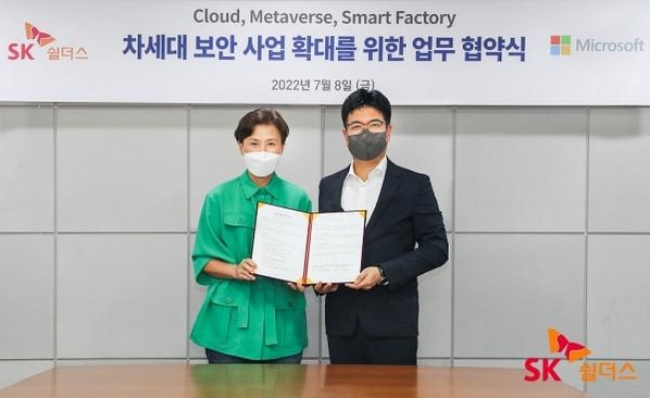 박진효 SK쉴더스 대표(오른쪽)와 이지은 한국마이크로소프트 대표/ SK쉴더스