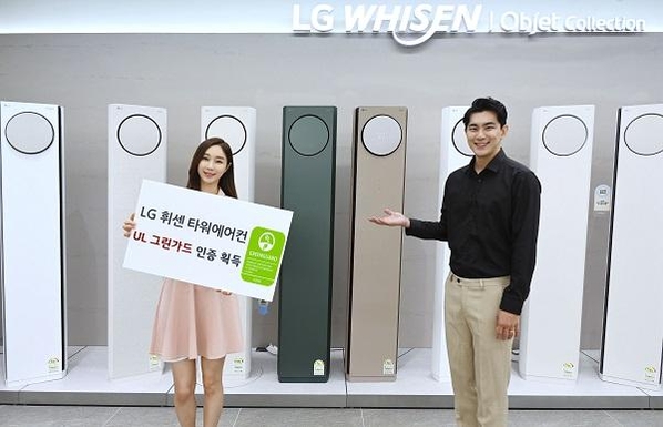 LG전자 모델들이 LG 휘센 타워 에어컨을 소개하고 있다. / LG전자