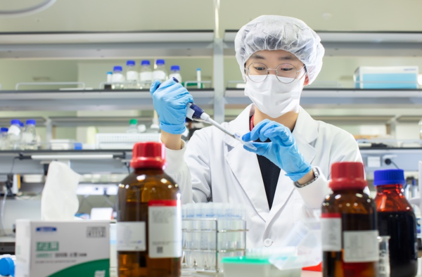 SK바이오사이언스 연구원이 백신 개발을 위해 R&D를 진행하고 있다. / SK바이오사이언스