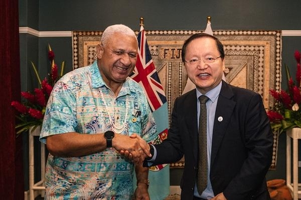 박학규 삼성전자 경영지원실장(오른쪽)이 11일 PIF 정상회의가 열린 피지 그랜드퍼시픽호텔에서 보렝게 바이니마라마 피지 총리를 만나 삼성전자 활동을 소개하고 2030 부산 엑스포 유치 지지를 당부했다. / 삼성전자