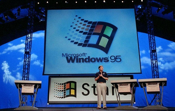 빌 게이츠가 윈도95를 소개하고 있다. / theverge