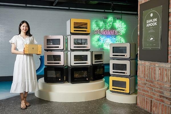 삼성전자 모델이 삼진어묵 부산역광장점에서 비스포크 큐커와 이금복 명품세트를 비롯한 삼진어묵 제품을 소개하고 있는 모습 / 삼성전자