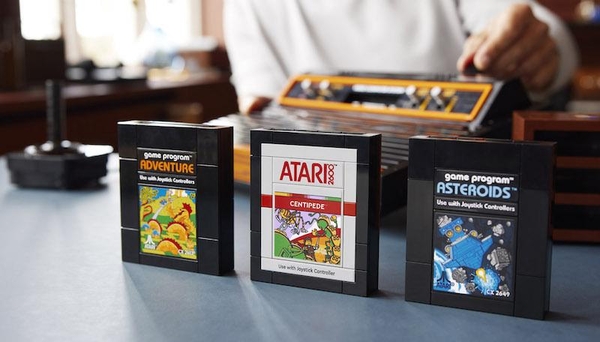 레고 아타리 2600 세트에 포함된 게임 카트리지 모형. / 레고코리아