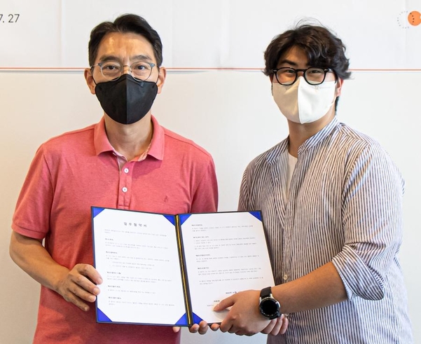 김준성 먼키 외식사업부사장(왼쪽)과 김대현 위펀 이사. / 먼슬리키친