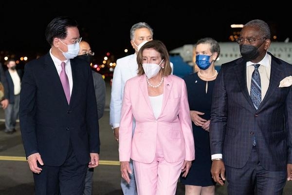 낸시 펠로시(가운데) 미국 하원의장이 2일 밤 대만 타이베이 쑹산공항에 도착해 환영나온 인사들과 함께 이동 중인 모습 / 조선일보DB