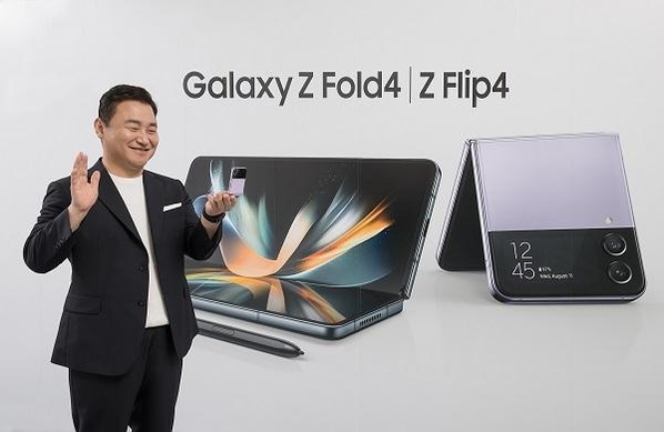 노태문 삼성전자 MX사업부장(사장)이 10일 온라인에서 폴더블 스마트폰 '갤럭시 Z 플립4(Galaxy Z Flip4)'와 '갤럭시Z폴드4(Galaxy Z Fold4)'를 소개하고 있다. / 삼성전자