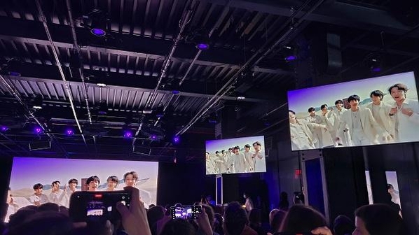 10일 미국 뉴욕에서 열린 삼성 갤럭시 언팩 2022에서 BTS가 출연한 모습 / 이광영 기자