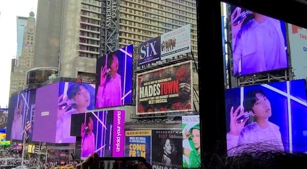 10일(현지시각) 미국 뉴욕 타임스스퀘어 ‘갤럭시Z플립4 X BTS’ 스크린 영상에서 RM이 갤럭시Z플립4를 들고 있는 모습 / 이광영 기자
