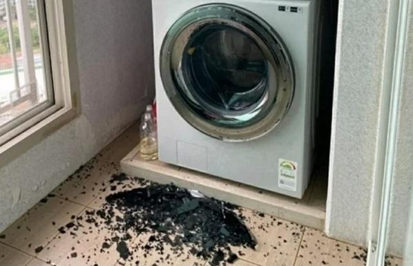 11일 한 가정집 다용도실에서 폭발한 삼성전자 드럼세탁기 / 온라인 커뮤니티