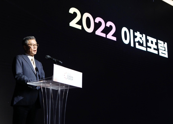 조대식 SK수펙스추구협의회 의장이 22일 서울 광장동 그랜드워커힐에서 열린 제 6회 ‘이천포럼’에 참석, 개회사를 하고 있다. / SK