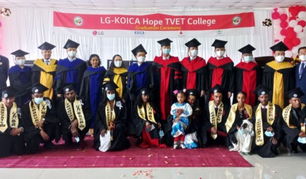 LG전자는 27일(현지시각) 에티오피아 수도 아디스아바바에서 ‘제6회 LG-KOICA 희망직업훈련학교 졸업식’을 열었다. / LG전자