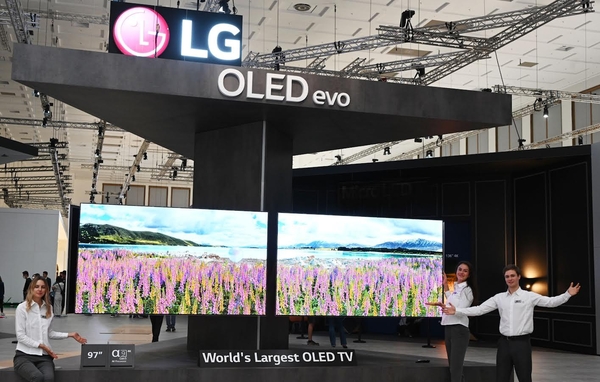 독일 베를린에서 열리는 유럽 최대 가전전시회 ‘IFA 2022’에서 모델들이 세계 최대 올레드 TV인 97인치 올레드 에보 갤러리 에디션(OLED evo Gallery Edition, 모델명: 97G2)을 소개하고 있다. / LG전자