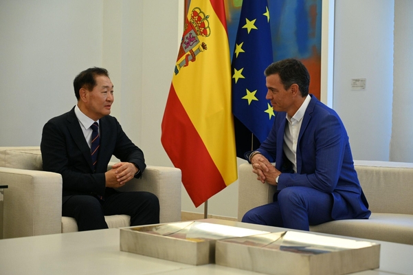 한종희(왼쪽) 삼성전자 DX부문장 부회장이 31일(현지시간) 스페인 마드리드의 총리공관 몽클로아궁에서 페드로 산체스 총리를 만나 디지털화와 지속가능발전에 대해 논의하고, '2030 부산엑스포' 유치 지지를 요청했다. / 스페인 총리실