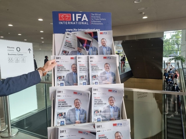 전시관 입구에 비치된 IFA 안내 책자에 크리스티아노 아몬 퀄컴 CEO 사진이 크게 인쇄돼 있다./ 이인애 기자