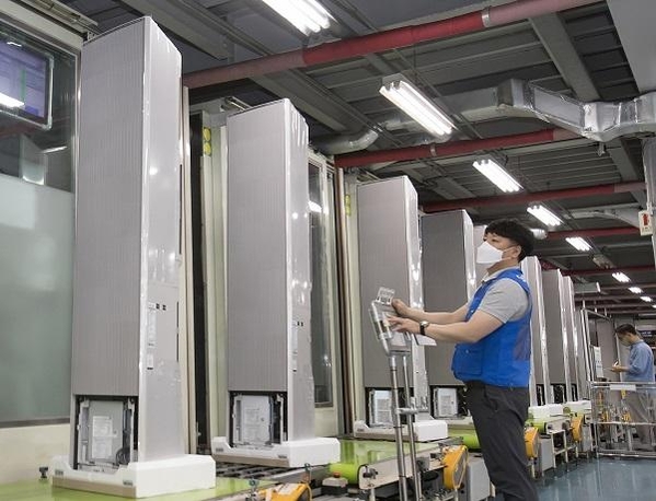 광주광역시 광산구 하남산단 6번로에 위치한 삼성전자 광주사업장에서 직원들이 '비스포크 무풍에어컨 갤러리'를 생산하는 모습 / 삼성전자