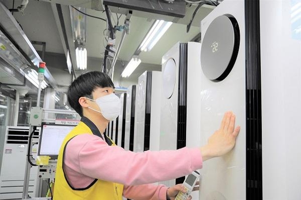 LG전자 직원이 경남 창원시에 있는 에어컨 생산라인에서 점검을 하는 모습 / LG전자