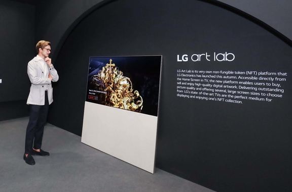 LG전자 모델이 '프리즈 서울'에서 LG 올레드 TV와 함께 전시된 작가의 예술 작품을 감상하는 모습 / LG전자