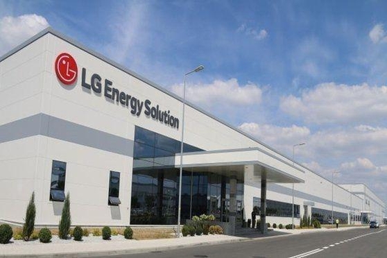 LG에너지솔루션이 비중국 글로벌 전기차용 배터리 시장에서 1위를 차지했다. / LG에너지솔루션
