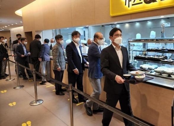 8월 24일 서울 강동구 삼성엔지니어링 본사를 찾은 이재용 삼성전자 부회장이 구내식당에서 직원들과 함께 줄을 서 배식을 받고 있다. / SNS 캡처