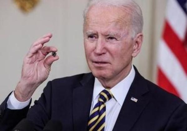 조 바이든 미국 대통령이 반도체 칩을 들어보이는 모습. / 조선일보DB