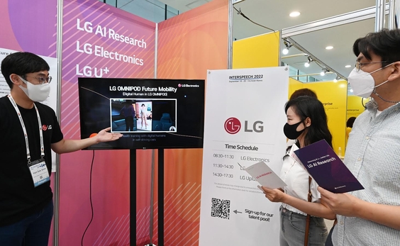 LG전자 연구원이 LG부스를 방문한 관람객에게 새로운 음성인식 AI 기술을 소개하고 있는 모습 / LG전자