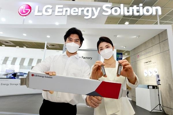LG에너지솔루션 모델이 인터배터리 2022에서 자사 파우치형 배터리와 원통형 배터리를 소개하는 모습 / LG에너지솔루션
