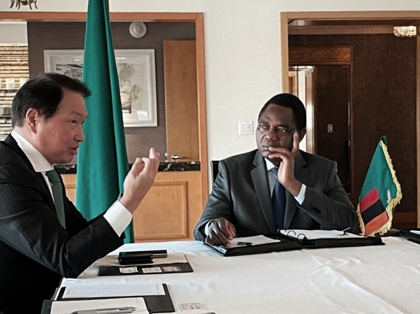 최태원 SK그룹 회장이 지난 20일 미국 뉴욕에서 하카인데 히칠레마 잠비아 대통령과 만나 사업협력 방안을 논의했다. / SK