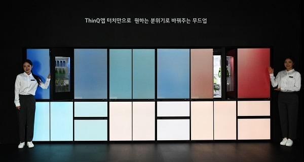 LG전자가 4일부터 나흘간 서울 삼성동 코엑스에서 열리는 한국전자전(KES 2022)에서 LG 씽큐 앱을 통해 원하는 컬러를 선택해 냉장고 도어 색상과 주방 분위기를 바꿀 수 있는 LG 디오스 오브제컬렉션 무드업(MoodUp)을 선보였다. / LG전자