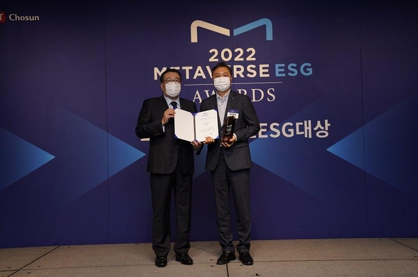 김영수 IT조선 대표(왼쪽)와 장영두 신한은행 디지털전략그룹 실장이 기념촬영을 하고 있다. / IT조선