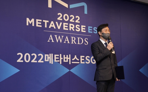 고윤기 한컴프론티스 이사가 ‘2022 메타버스ESG 대상’에서 메타버스 융합 이노베이션 부문상을 수상 후 소감을 발표하고 있다. / IT조선