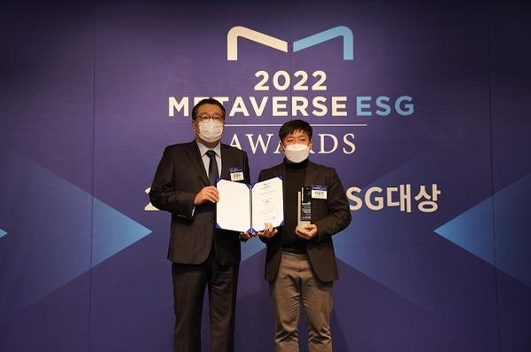 이성찬 야타브엔터 대표가 27일 오전 웨스틴 조선 서울에서 열린 ‘2022 메타버스ESG 대상’에서 메타버스 융합 스타트업 부문 특별상을 수상하는 모습 / IT조선 DB
