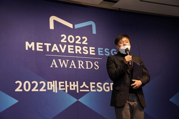 이성찬 야타브엔터 대표가 27일 오전 웨스틴 조선 서울에서 열린 ‘2022 메타버스ESG 대상’에서 메타버스 융합 스타트업 부문 특별상을 수상한 후 소감을 발표하고 있다. / IT조선 DB