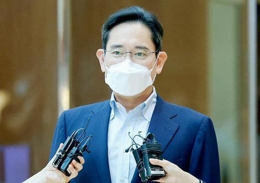 이재용 삼성전자 회장은 27일 오전 재판을 마치고 기자들과 만나 회장 취임 소감을 밝혔다. / 삼성전자