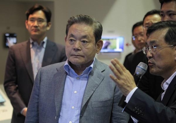 2011년 7월 29일 선진제품 비교전시회 참관 중인 이건희 삼성 회장(가운데)과 이재용 부회장(왼쪽) / 삼성전자