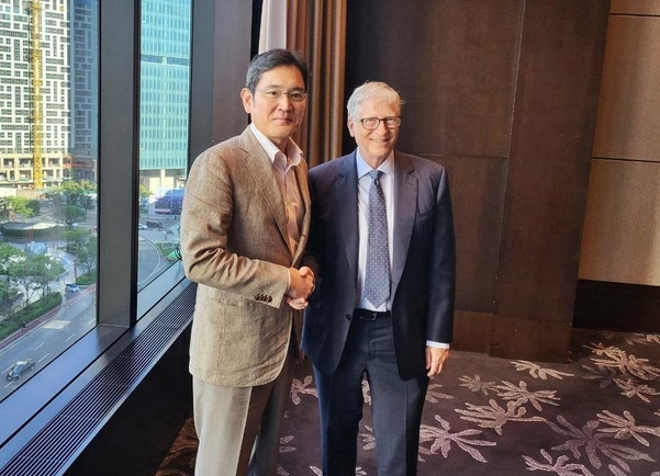 이재용 삼성전자 부회장(왼쪽)이 8월 16일 한국에 방문한 빌 게이츠 게이츠재단 이사장을 만나 RT 프로젝트 개발 결과를 공유하고 글로벌 사회공헌활동에 대한 의견을 교환했다. / 삼성전자