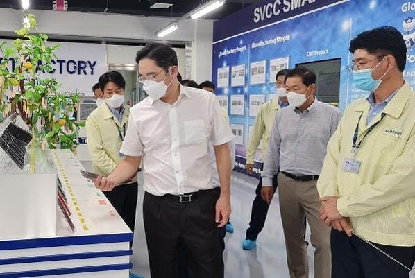 이재용 삼성전자 회장이 베트남 하노이 인근에 위치한 삼성 복합단지를 찾아 스마트폰 생산공장 등을 점검하는 모습 / 삼성전자