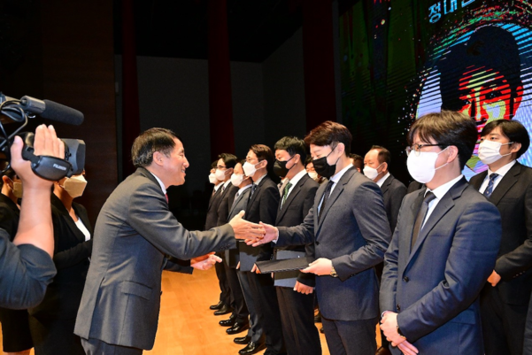 루토닉스이 이달 초 삼성동 코엑스에서 개최된 제17회 전자 IT의 날 행사에서 산업통상자원부 장관상을 수상했다. / 루토닉스