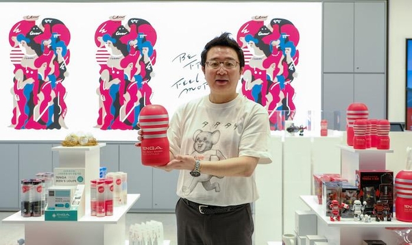 하영일 텐가그룹 한국 거점장이 텐가 팝업스토어에 대해 설명하고 있다. / 텐가코리아