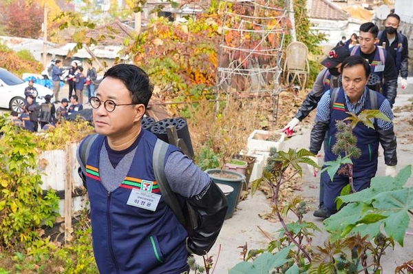 이정윤 코리아세븐 경영지원부문장과 임직원이 연탄 나눔 봉사활동을 펼쳤다. / 코리아세븐