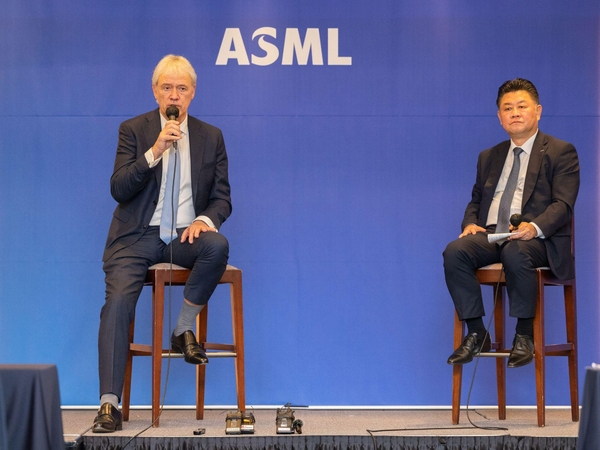 15일 서울 삼성동 코엑스에서 열린 ASML 기자간담회에서 피터 베닝크 ASML CEO(왼쪽)와 이우경 ASML코리아 대표이사가 발언하는 모습 / ASML