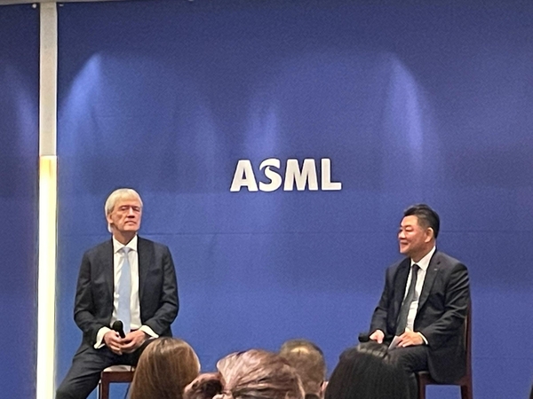15일 피터베닝크 ASML CEO(왼쪽)와 이우경 ASML 코리아 대표가 기자들의 질문에 답하는 모습. / IT조선