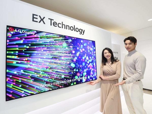 LG디스플레이 모델이 EX 테크놀로지가 적용된 OLED TV 패널을 소개하고 있다. / LG디스플레이